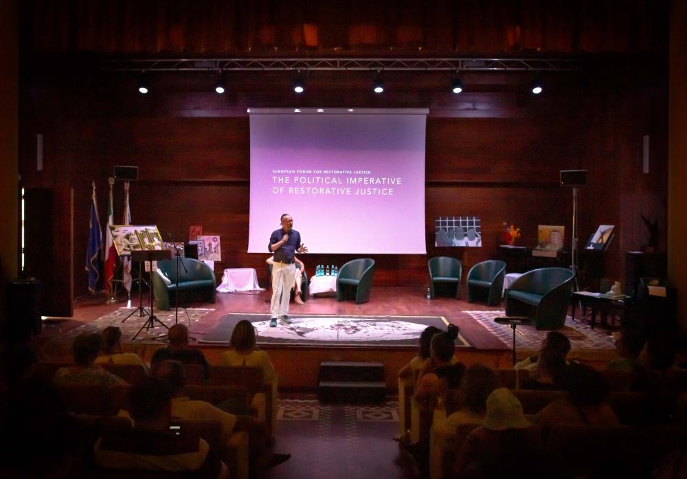 Dominic Barter presenting in Sassari in 2022